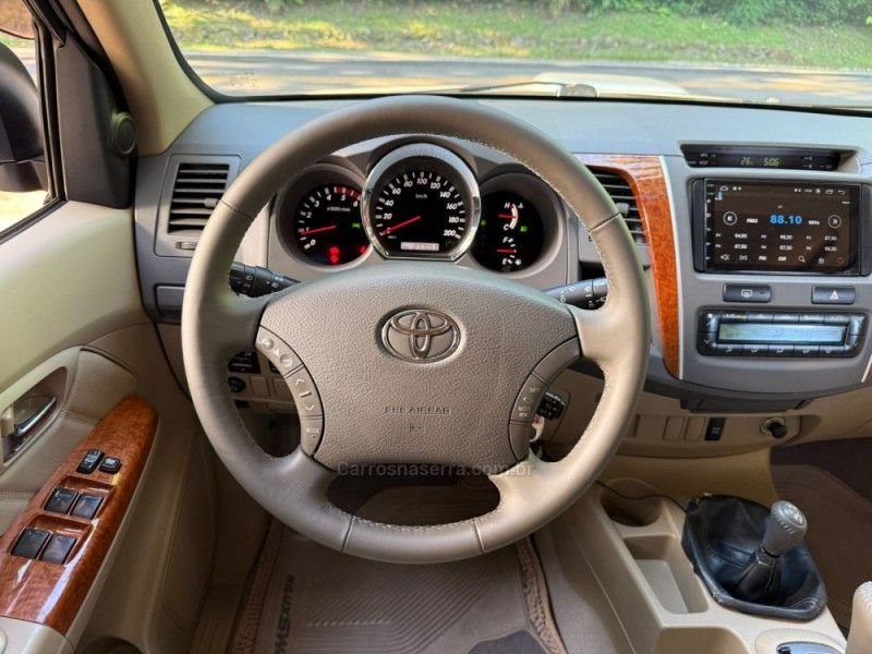 TOYOTA HILUX SW4 3.0 SRV 4X4 7 LUGARES 16V TURBO INTERCOOLER 2009/2010 KASPER VEÍCULOS DOIS IRMÃOS / Carros no Vale TOYOTA HILUX SW4 3.0 SRV 4X4 7 LUGARES 16V TURBO INTERCOOLER 2009/2010 KASPER VEÍCULOS DOIS IRMÃOS / Carros no Vale