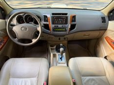 TOYOTA HILUX SW4 3.0 SRV 4X4 7 LUGARES 16V TURBO INTERCOOLER 2009/2010 KASPER VEÍCULOS DOIS IRMÃOS / Carros no Vale