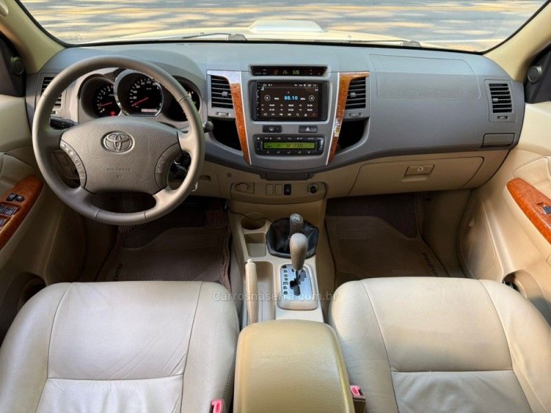 TOYOTA HILUX SW4 3.0 SRV 4X4 7 LUGARES 16V TURBO INTERCOOLER 2009/2010 KASPER VEÍCULOS DOIS IRMÃOS / Carros no Vale TOYOTA HILUX SW4 3.0 SRV 4X4 7 LUGARES 16V TURBO INTERCOOLER 2009/2010 KASPER VEÍCULOS DOIS IRMÃOS / Carros no Vale