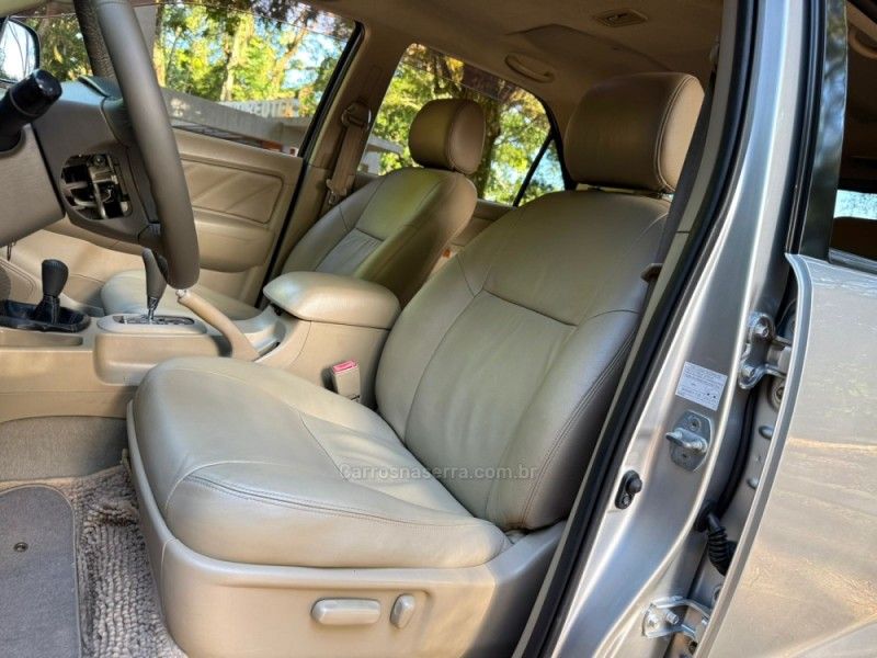 TOYOTA HILUX SW4 3.0 SRV 4X4 7 LUGARES 16V TURBO INTERCOOLER 2009/2010 KASPER VEÍCULOS DOIS IRMÃOS / Carros no Vale TOYOTA HILUX SW4 3.0 SRV 4X4 7 LUGARES 16V TURBO INTERCOOLER 2009/2010 KASPER VEÍCULOS DOIS IRMÃOS / Carros no Vale