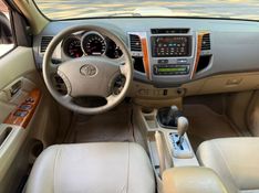 TOYOTA HILUX SW4 3.0 SRV 4X4 7 LUGARES 16V TURBO INTERCOOLER 2009/2010 KASPER VEÍCULOS DOIS IRMÃOS / Carros no Vale