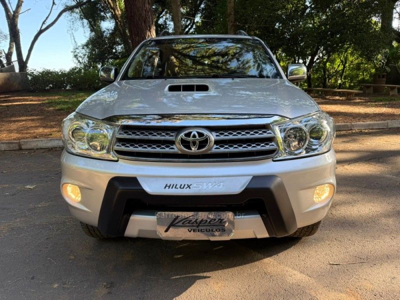 TOYOTA HILUX SW4 3.0 SRV 4X4 7 LUGARES 16V TURBO INTERCOOLER 2009/2010 KASPER VEÍCULOS DOIS IRMÃOS / Carros no Vale TOYOTA HILUX SW4 3.0 SRV 4X4 7 LUGARES 16V TURBO INTERCOOLER 2009/2010 KASPER VEÍCULOS DOIS IRMÃOS / Carros no Vale