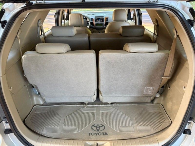 TOYOTA HILUX SW4 3.0 SRV 4X4 7 LUGARES 16V TURBO INTERCOOLER 2009/2010 KASPER VEÍCULOS DOIS IRMÃOS / Carros no Vale TOYOTA HILUX SW4 3.0 SRV 4X4 7 LUGARES 16V TURBO INTERCOOLER 2009/2010 KASPER VEÍCULOS DOIS IRMÃOS / Carros no Vale