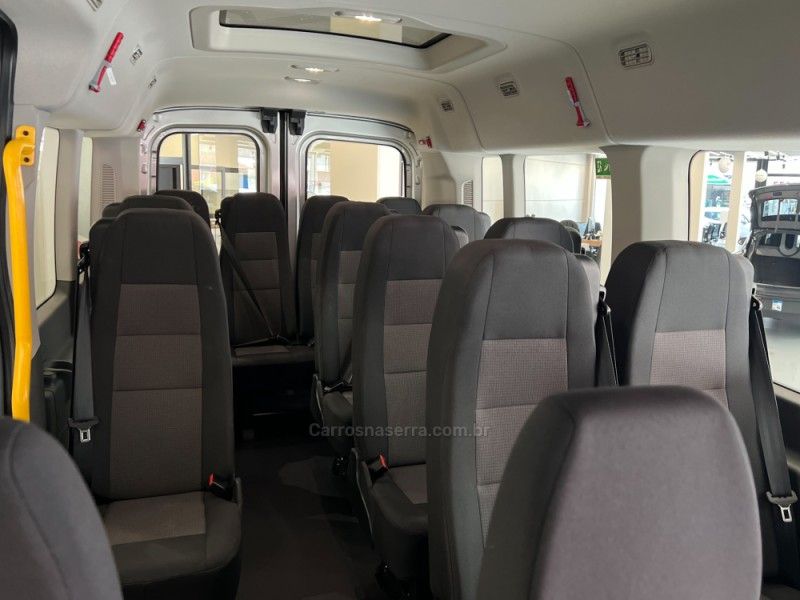 FORD TRANSIT 2.2 PASSAGEIRO TURBO 3P 2022/2023 ÓTIMA CAR FLORES DA CUNHA / Carros no Vale