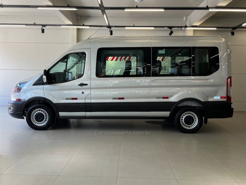 FORD TRANSIT 2.2 PASSAGEIRO TURBO 3P 2022/2023 ÓTIMA CAR FLORES DA CUNHA / Carros no Vale