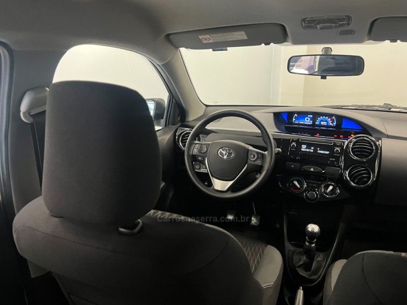 TOYOTA ETIOS 1.5 XS 16V 2017/2018 ÓTIMA CAR FLORES DA CUNHA / Carros no Vale