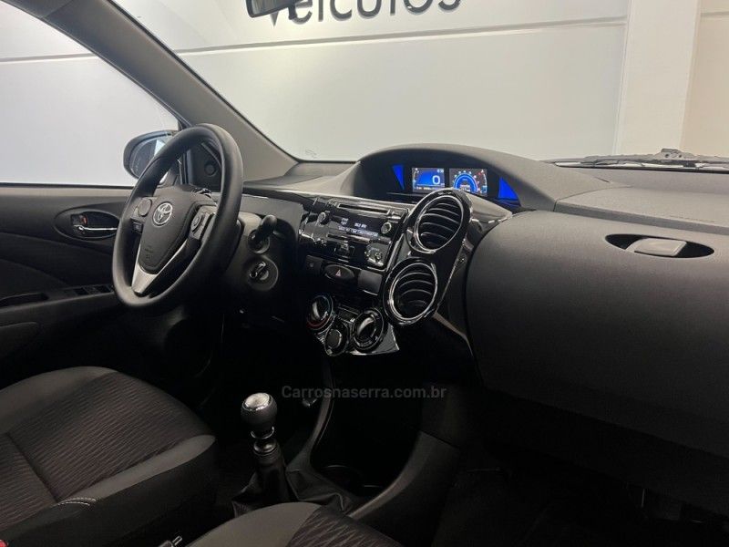 TOYOTA ETIOS 1.5 XS 16V 2017/2018 ÓTIMA CAR FLORES DA CUNHA / Carros no Vale