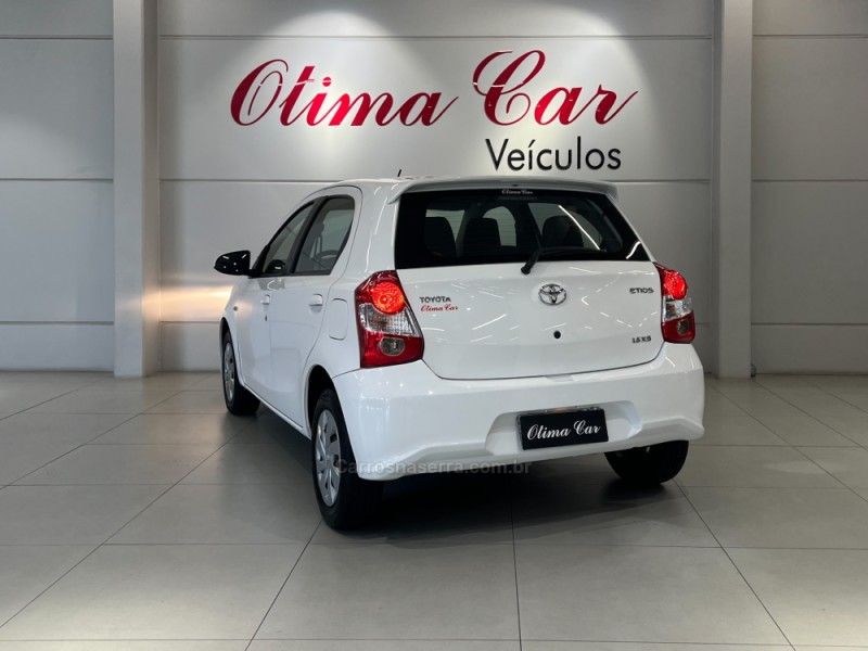 TOYOTA ETIOS 1.5 XS 16V 2017/2018 ÓTIMA CAR FLORES DA CUNHA / Carros no Vale