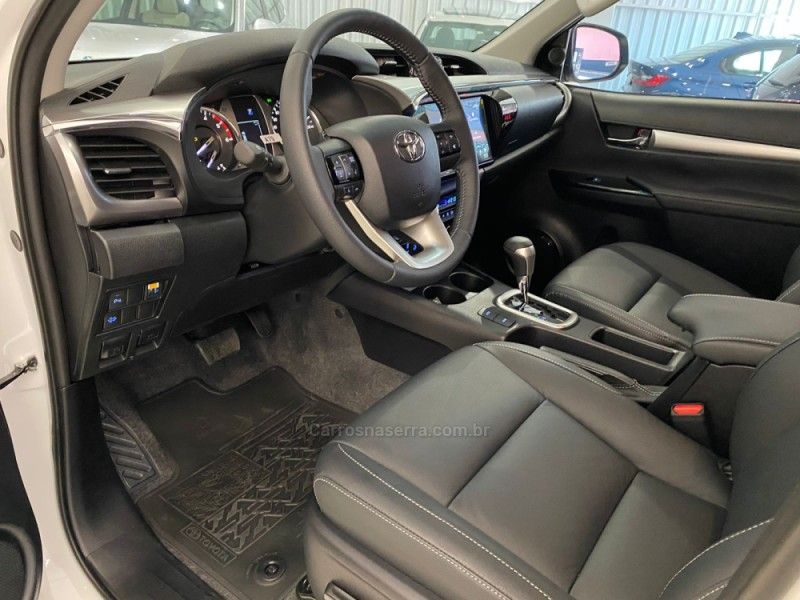 TOYOTA HILUX 2.8 SRV 4X4 CD 16V 2025/2026 ÓTIMA CAR FLORES DA CUNHA / Carros no Vale