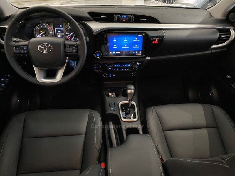 TOYOTA HILUX 2.8 SRV 4X4 CD 16V 2025/2026 ÓTIMA CAR FLORES DA CUNHA / Carros no Vale