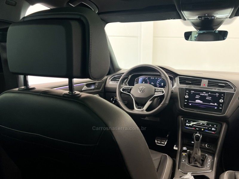 VOLKSWAGEN TIGUAN 2.0 ALLSPACE R-LINE 300 TSI 2023/2024 ÓTIMA CAR FLORES DA CUNHA / Carros no Vale