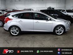 FORD FOCUS 2.0 SE HATCH 16V AUTO 2014/2015 V10 VEÍCULOS CAXIAS DO SUL / Carros no Vale