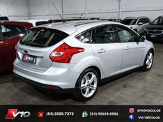 FORD FOCUS 2.0 SE HATCH 16V AUTO 2014/2015 V10 VEÍCULOS CAXIAS DO SUL / Carros no Vale