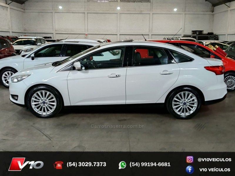 FORD FOCUS 2.0 TITANIUM PLUS SEDAN 16V 2016/2017 V10 VEÍCULOS CAXIAS DO SUL / Carros no Vale