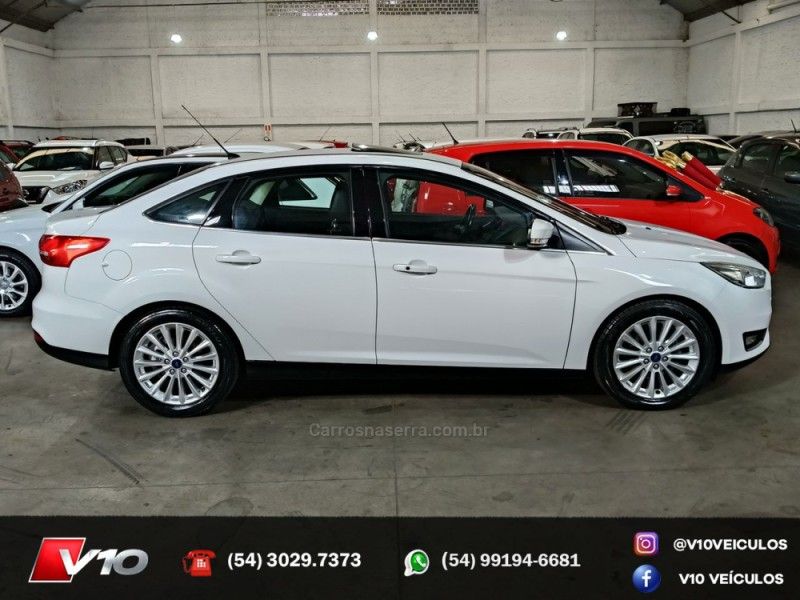 FORD FOCUS 2.0 TITANIUM PLUS SEDAN 16V 2016/2017 V10 VEÍCULOS CAXIAS DO SUL / Carros no Vale