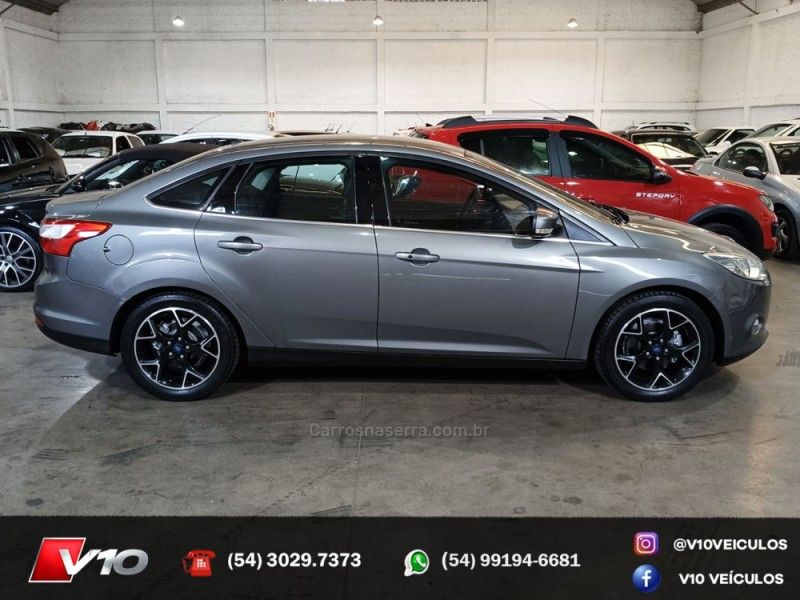 FORD FOCUS 2.0 TITANIUM SEDAN 16V 2014/2015 V10 VEÍCULOS CAXIAS DO SUL / Carros no Vale