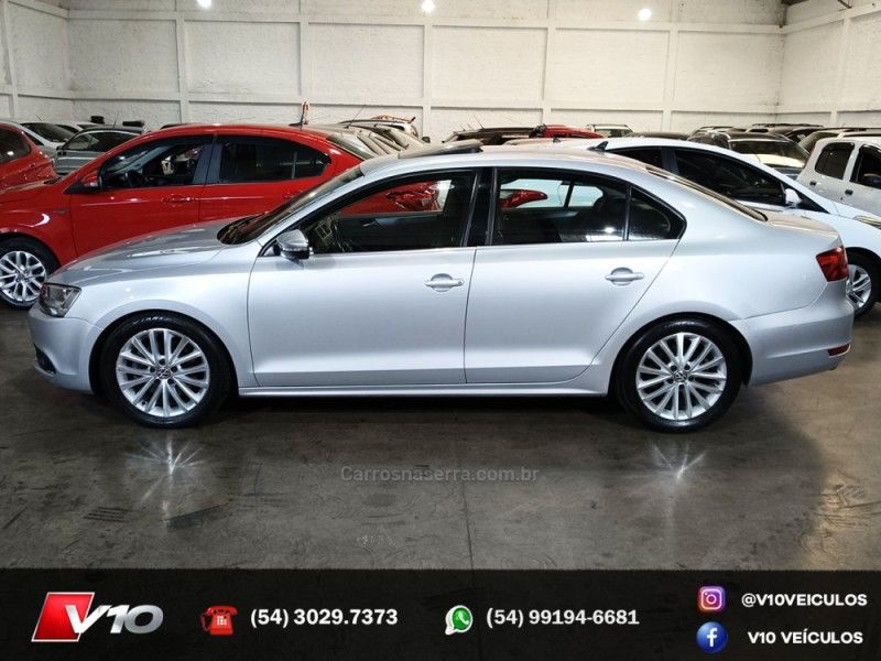VOLKSWAGEN JETTA 2.0 TSI DSG HIGHLINE 200CV 2012/2012 V10 VEÍCULOS CAXIAS DO SUL / Carros no Vale VOLKSWAGEN JETTA 2.0 TSI DSG HIGHLINE 200CV 2012/2012 V10 VEÍCULOS CAXIAS DO SUL / Carros no Vale