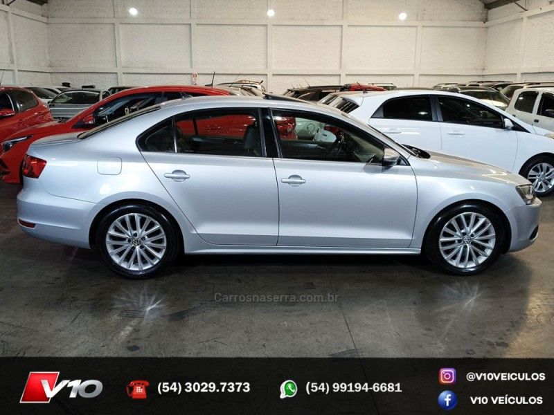 VOLKSWAGEN JETTA 2.0 TSI DSG HIGHLINE 200CV 2012/2012 V10 VEÍCULOS CAXIAS DO SUL / Carros no Vale VOLKSWAGEN JETTA 2.0 TSI DSG HIGHLINE 200CV 2012/2012 V10 VEÍCULOS CAXIAS DO SUL / Carros no Vale
