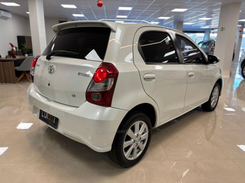 TOYOTA ETIOS 1.5 X PLUS 16V 2019/2020 LUIGGI AUTOMÓVEIS CARLOS BARBOSA / Carros no Vale