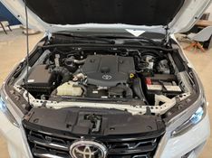 TOYOTA HILUX SW4 2.8 SRX 4X4 7 LUGARES 16V TURBO INTERCOOLER 2023/2024 LUIGGI AUTOMÓVEIS CARLOS BARBOSA / Carros no Vale