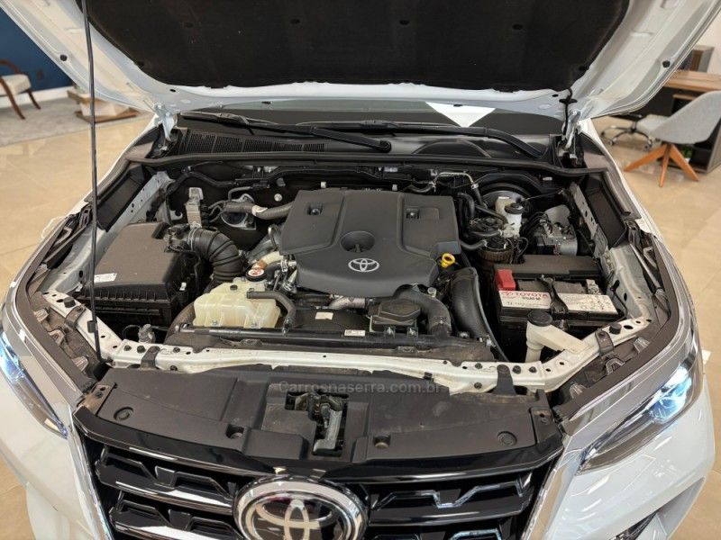 TOYOTA HILUX SW4 2.8 SRX 4X4 7 LUGARES 16V TURBO INTERCOOLER 2023/2024 LUIGGI AUTOMÓVEIS CARLOS BARBOSA / Carros no Vale