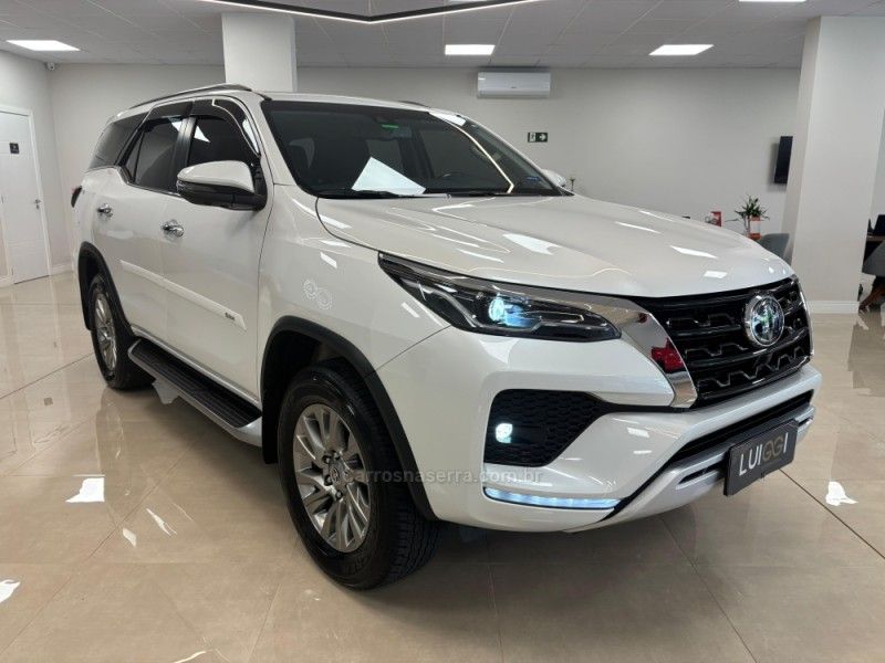 TOYOTA HILUX SW4 2.8 SRX 4X4 7 LUGARES 16V TURBO INTERCOOLER 2023/2024 LUIGGI AUTOMÓVEIS CARLOS BARBOSA / Carros no Vale