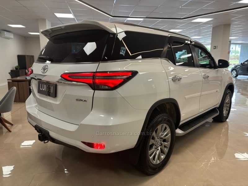 TOYOTA HILUX SW4 2.8 SRX 4X4 7 LUGARES 16V TURBO INTERCOOLER 2023/2024 LUIGGI AUTOMÓVEIS CARLOS BARBOSA / Carros no Vale