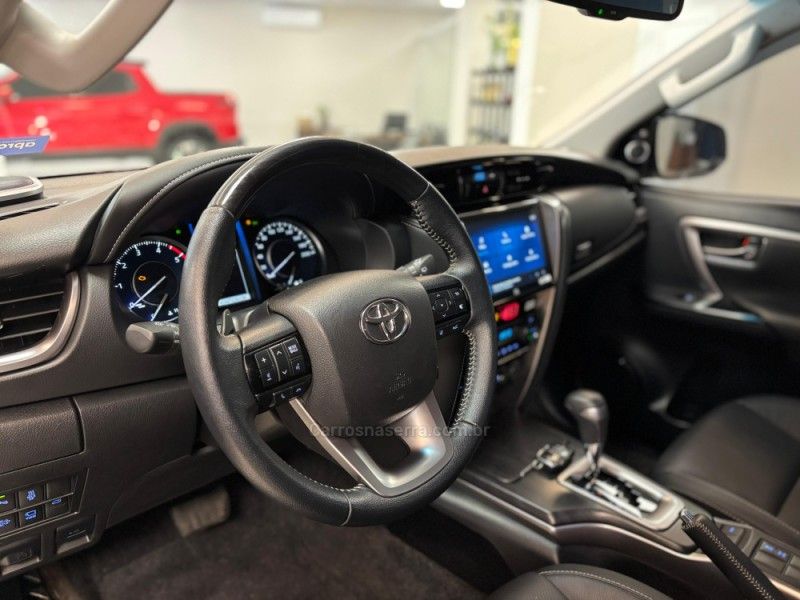 TOYOTA HILUX SW4 2.8 SRX 4X4 7 LUGARES 16V TURBO INTERCOOLER 2023/2024 LUIGGI AUTOMÓVEIS CARLOS BARBOSA / Carros no Vale