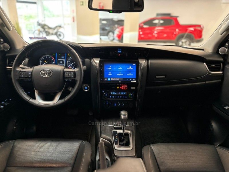 TOYOTA HILUX SW4 2.8 SRX 4X4 7 LUGARES 16V TURBO INTERCOOLER 2023/2024 LUIGGI AUTOMÓVEIS CARLOS BARBOSA / Carros no Vale