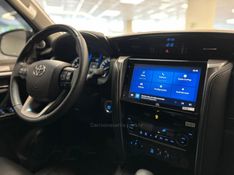 TOYOTA HILUX SW4 2.8 SRX 4X4 7 LUGARES 16V TURBO INTERCOOLER 2023/2024 LUIGGI AUTOMÓVEIS CARLOS BARBOSA / Carros no Vale