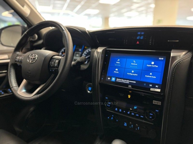 TOYOTA HILUX SW4 2.8 SRX 4X4 7 LUGARES 16V TURBO INTERCOOLER 2023/2024 LUIGGI AUTOMÓVEIS CARLOS BARBOSA / Carros no Vale