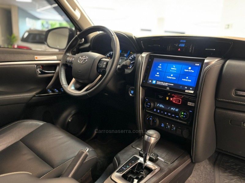 TOYOTA HILUX SW4 2.8 SRX 4X4 7 LUGARES 16V TURBO INTERCOOLER 2023/2024 LUIGGI AUTOMÓVEIS CARLOS BARBOSA / Carros no Vale