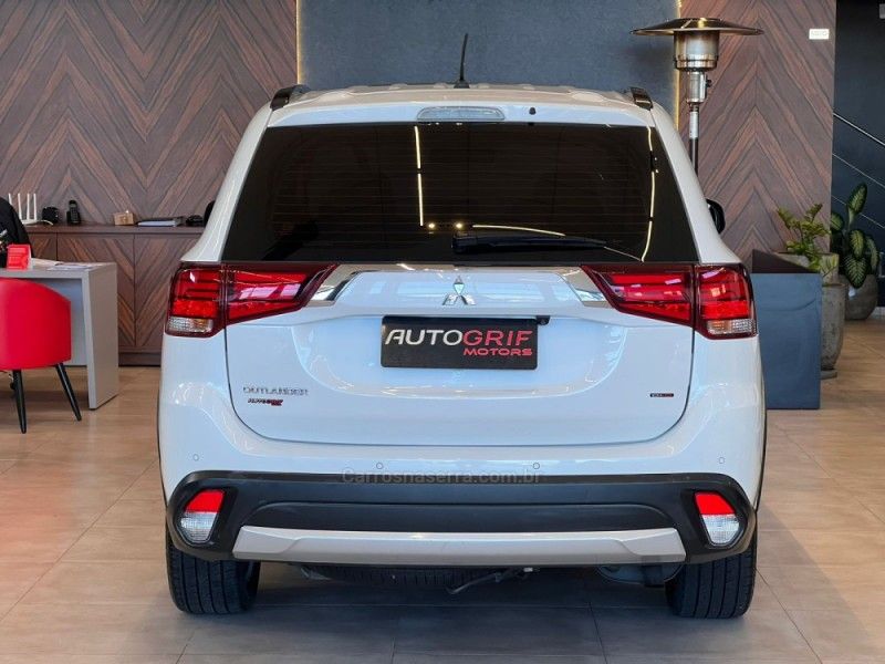 MITSUBISHI OUTLANDER 2.2 4X4 16V 2016/2016 AUTOGRIF MOTORS CAMPO BOM / Carros no Vale MITSUBISHI OUTLANDER 2.2 4X4 16V 2016/2016 AUTOGRIF MOTORS CAMPO BOM / Carros no Vale