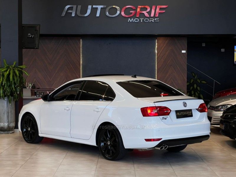 VOLKSWAGEN JETTA 2.0 COMFORTLINE TIPTRONIC 2012/2013 AUTOGRIF MOTORS CAMPO BOM / Carros no Vale