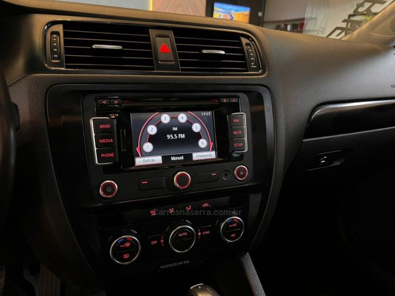 VOLKSWAGEN JETTA 2.0 COMFORTLINE TIPTRONIC 2012/2013 AUTOGRIF MOTORS CAMPO BOM / Carros no Vale