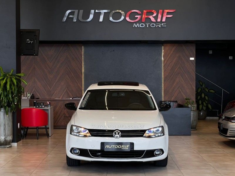 VOLKSWAGEN JETTA 2.0 COMFORTLINE TIPTRONIC 2012/2013 AUTOGRIF MOTORS CAMPO BOM / Carros no Vale