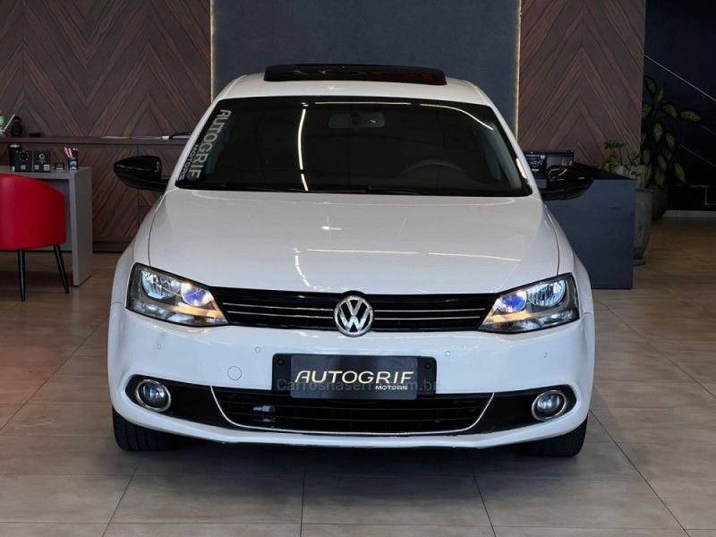 VOLKSWAGEN JETTA 2.0 COMFORTLINE TIPTRONIC 2012/2013 AUTOGRIF MOTORS CAMPO BOM / Carros no Vale