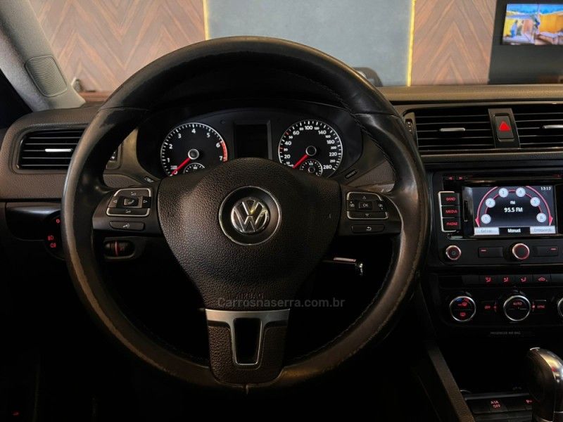 VOLKSWAGEN JETTA 2.0 COMFORTLINE TIPTRONIC 2012/2013 AUTOGRIF MOTORS CAMPO BOM / Carros no Vale