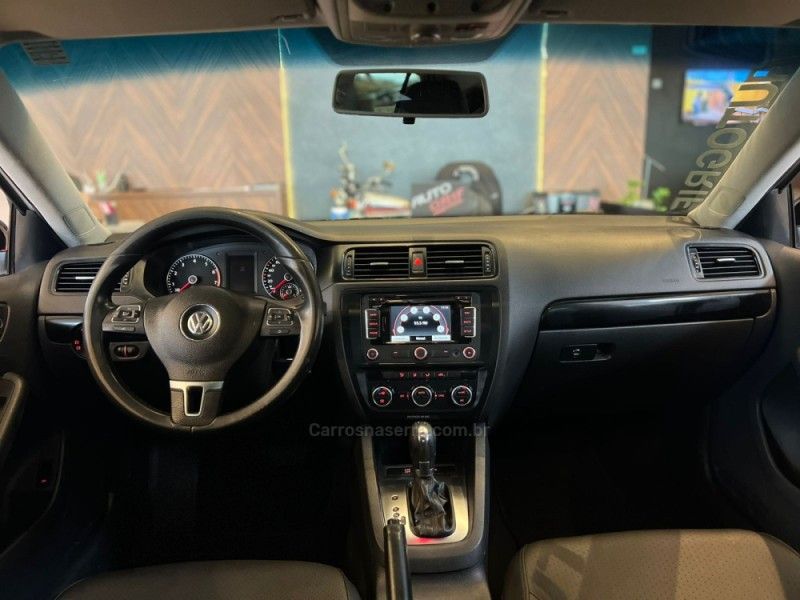 VOLKSWAGEN JETTA 2.0 COMFORTLINE TIPTRONIC 2012/2013 AUTOGRIF MOTORS CAMPO BOM / Carros no Vale
