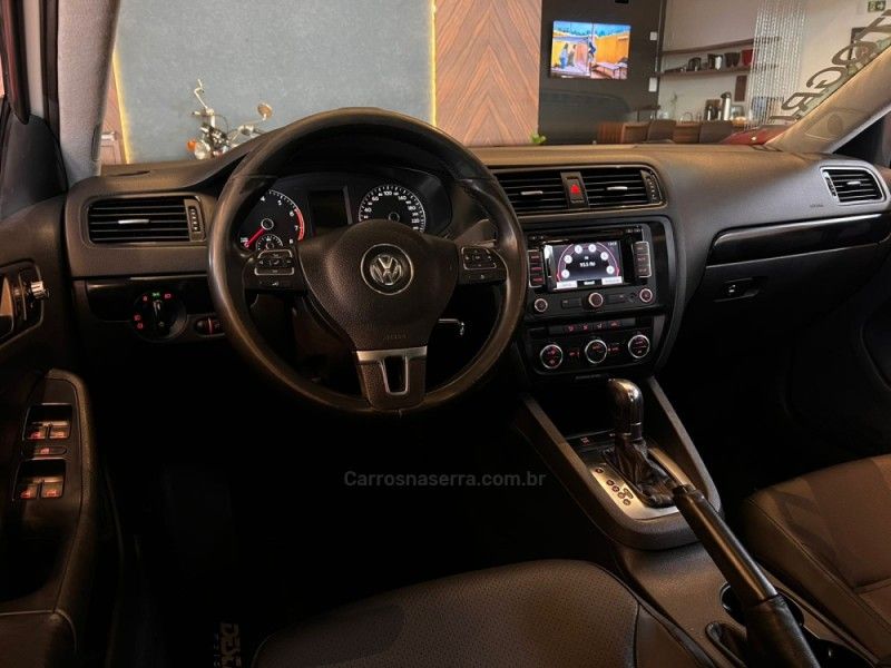 VOLKSWAGEN JETTA 2.0 COMFORTLINE TIPTRONIC 2012/2013 AUTOGRIF MOTORS CAMPO BOM / Carros no Vale