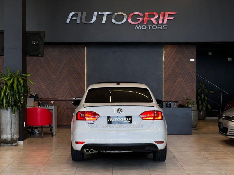 VOLKSWAGEN JETTA 2.0 COMFORTLINE TIPTRONIC 2012/2013 AUTOGRIF MOTORS CAMPO BOM / Carros no Vale