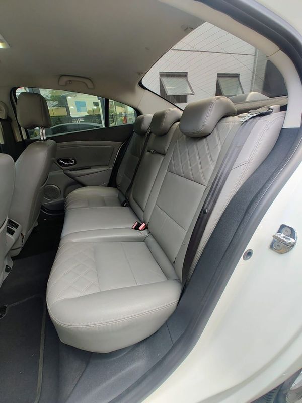 Renault FLUENCE Sedan Privilège 2.0 16V 2015/2016 RENNER AUTOMÓVEIS LAJEADO / Carros no Vale Renault FLUENCE Sedan Privilège 2.0 16V 2015/2016 RENNER AUTOMÓVEIS LAJEADO / Carros no Vale