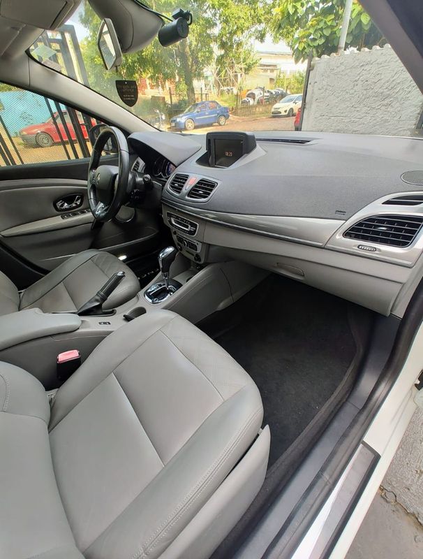 Renault FLUENCE Sedan Privilège 2.0 16V 2015/2016 RENNER AUTOMÓVEIS LAJEADO / Carros no Vale Renault FLUENCE Sedan Privilège 2.0 16V 2015/2016 RENNER AUTOMÓVEIS LAJEADO / Carros no Vale