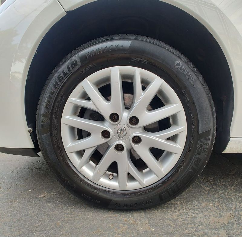 Renault FLUENCE Sedan Privilège 2.0 16V 2015/2016 RENNER AUTOMÓVEIS LAJEADO / Carros no Vale Renault FLUENCE Sedan Privilège 2.0 16V 2015/2016 RENNER AUTOMÓVEIS LAJEADO / Carros no Vale