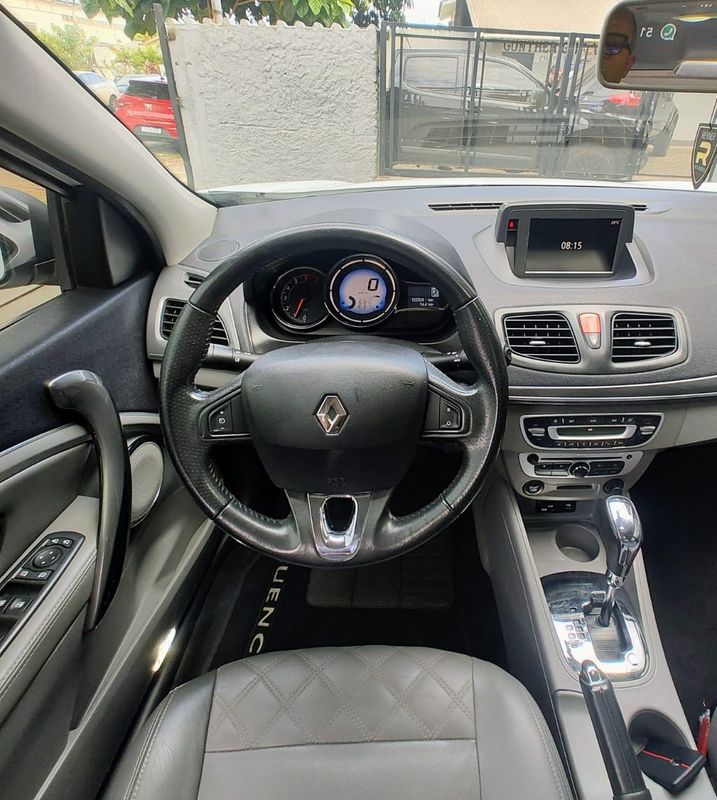 Renault FLUENCE Sedan Privilège 2.0 16V 2015/2016 RENNER AUTOMÓVEIS LAJEADO / Carros no Vale Renault FLUENCE Sedan Privilège 2.0 16V 2015/2016 RENNER AUTOMÓVEIS LAJEADO / Carros no Vale