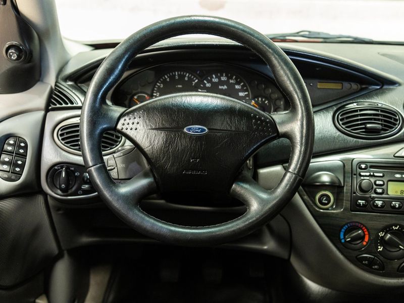 FORD FOCUS 2.0 GHIA 16V 2001/2001 PASTORE CAR COLLECTION BENTO GONÇALVES / Carros no Vale