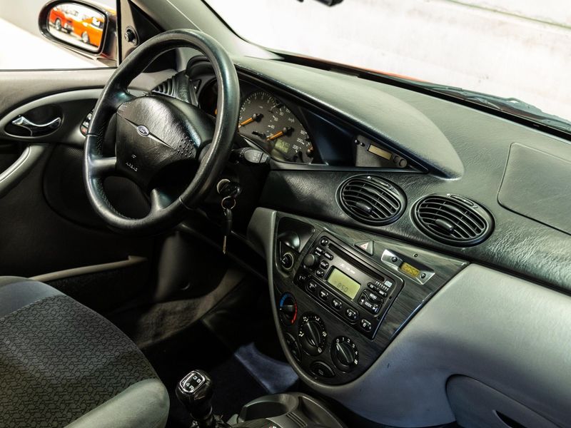 FORD FOCUS 2.0 GHIA 16V 2001/2001 PASTORE CAR COLLECTION BENTO GONÇALVES / Carros no Vale