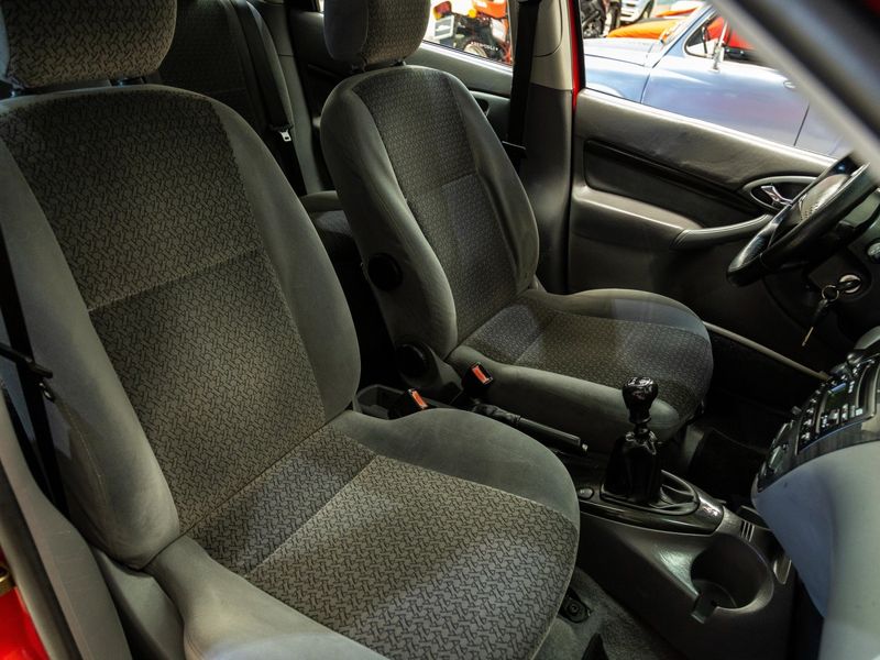 FORD FOCUS 2.0 GHIA 16V 2001/2001 PASTORE CAR COLLECTION BENTO GONÇALVES / Carros no Vale