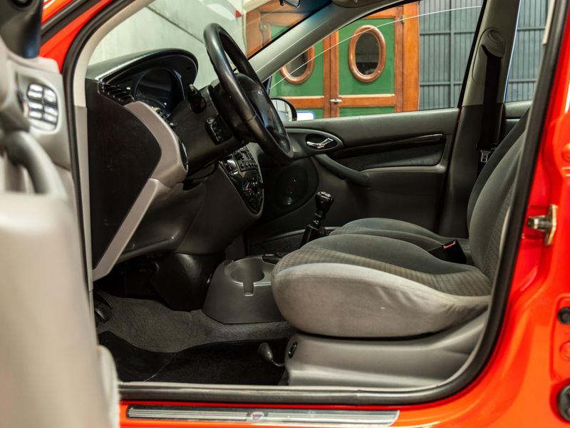 FORD FOCUS 2.0 GHIA 16V 2001/2001 PASTORE CAR COLLECTION BENTO GONÇALVES / Carros no Vale