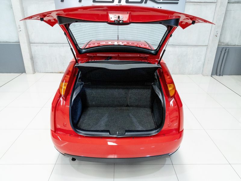 FORD FOCUS 2.0 GHIA 16V 2001/2001 PASTORE CAR COLLECTION BENTO GONÇALVES / Carros no Vale